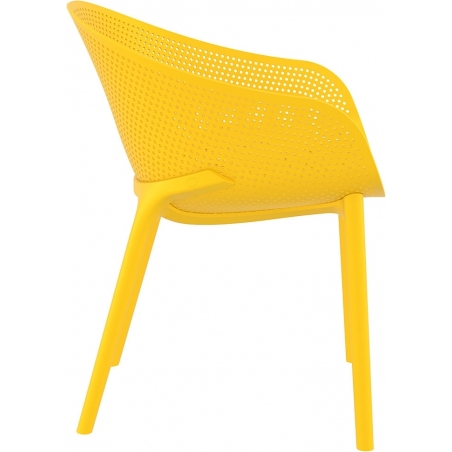 Stylowe Krzesło ażurowe z podłokietnikami Sky Żółte Siesta do salonu i jadalni.