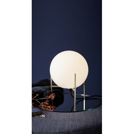 Designerska Lampa stołowa szklana kula Alton Mleczne szkło/Mosiądz Nordlux do sypialni.