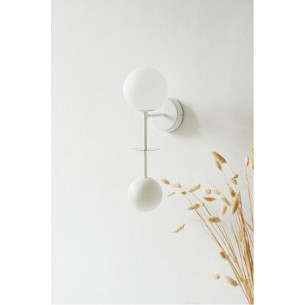 Oio white wall lamp with 2 glass spheres and wood Ummo