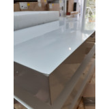 Nowoczesny kwadratowy biały stolik kawowy Ingrid z rozkładanym blatem.