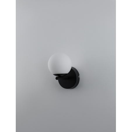 Lampy modern. Kinkiet szklana kula Nebbia biało-czarny nad stół