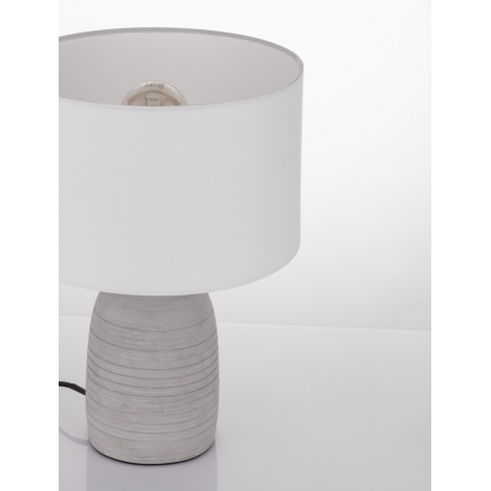 Lampy betonowe. Lampa stołowa betonowa z abażurem Poemo biało-szara na komodę
