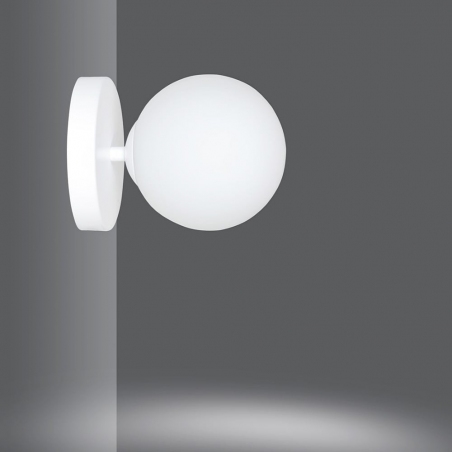 Lampy modern. Kinkiet szklana kula Kalf biały Emibig do sypialni i salonu