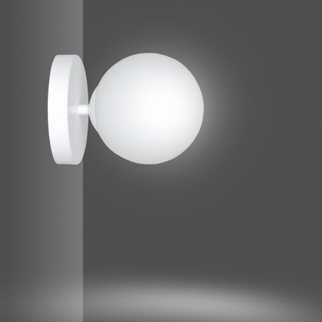 Lampy modern. Kinkiet szklana kula Kalf biały Emibig do sypialni i salonu
