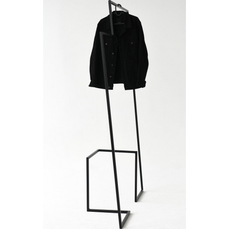 Stylowy Wieszak stojący metalowy Object011 Czarny NG Design na ubrania do przedpokoju.