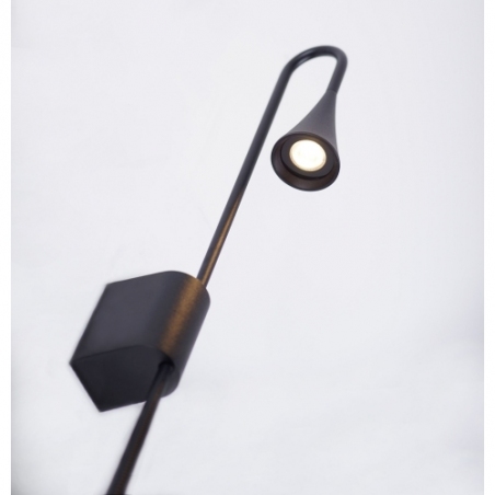 Ładny Kinkiet minimalistyczny na wysięgniku Comer LED czarny MaxLight do sypialni i salonu.