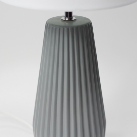 Designerska Lampa stołowa ceramiczna Nicci 19 Szara Markslojd do sypialni.