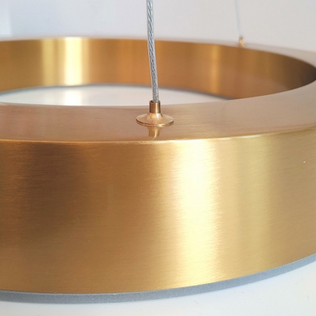 Designerska Lampa mosiężna wisząca Circle LED 40 Step Into Design nad stół.