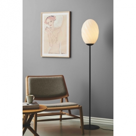 Stylowa Lampa podłogowa szklana Twist Oval opal/czarny HaloDesign do czytania w salonie