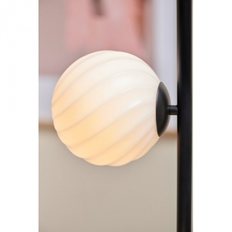 Stylowa Lampa podłogowa 4 szklane kule Twist opal/czarny HaloDesign do czytania w salonie