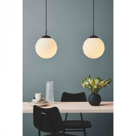 Designerska Lampa wisząca szklana kula Twist 25cm opal/czarny HaloDesign do salonu, kuchni i jadalni