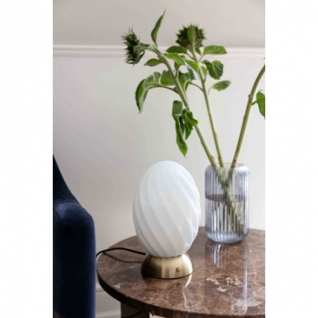 Stylowa Lampa stołowa szklana Twist Oval opal/mosiądz HaloDesign do salonu na komodę