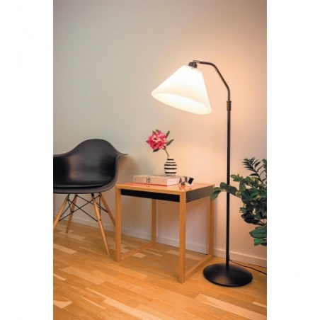 Stylowa Lampa podłogowa z plisowanym abażurem Berlin mosiądz/biały HaloDesign do czytania w salonie