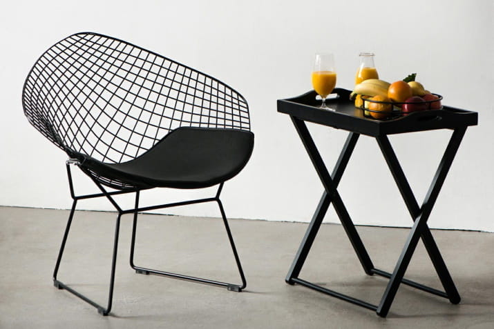 Designerskie czarne druciane krzesło metalowe Harry z poduszką